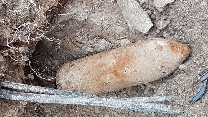 V Milovicích se našla nevybuchlá letecká puma, policie evakuuje bytové domy