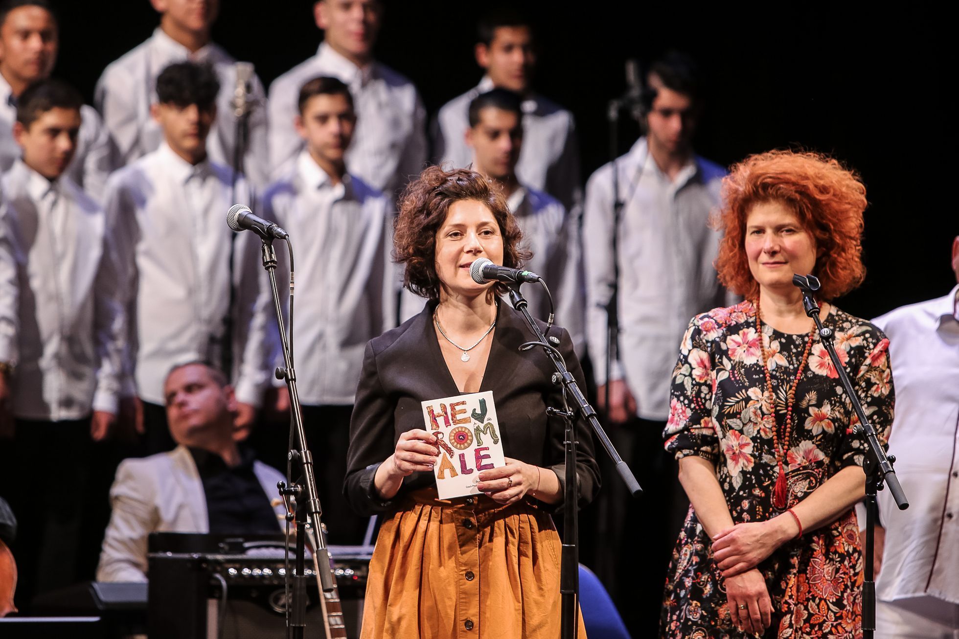 Sbor romských dětí Čhavorenge na křestu svého prvního CD Hej Romale