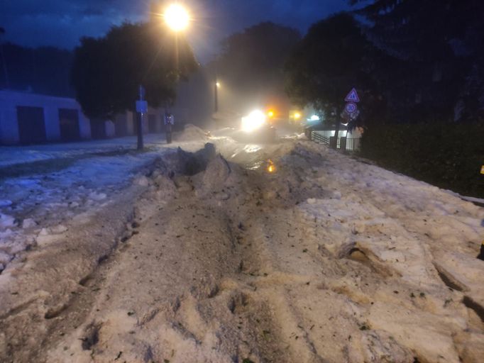 Silnice v Olešnici pokryla místy souvislá vrstva krup, hasiči řeší průjezdnost.