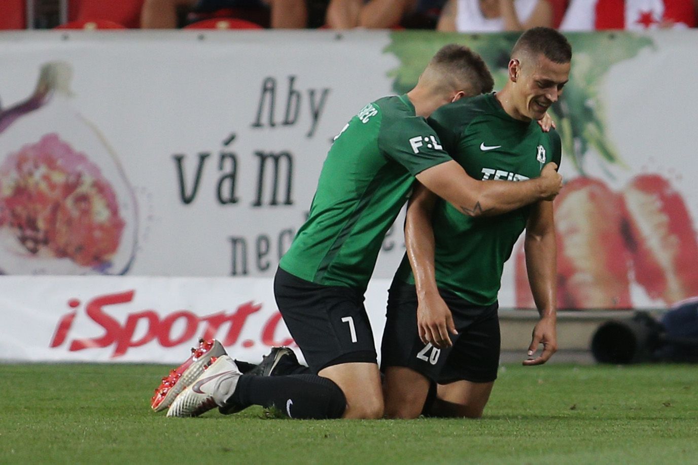 5. kolo fotbalové FORTUNA:LIGY, Slavia - Jablonec: Tomáš Holeš (vpravo) a Jakub Považanec slaví gól Jablonce.