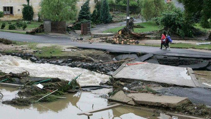 Mnohé komunikace v Libereckém kraji byly poškozeny během povodní loni v srpnu. Obce na ně potřebují dostatek peněz