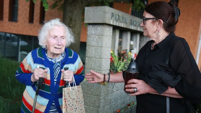 Jarmila Hermanová (vlevo) před pomníkem, který je vzpomínkou na jejího otce. Nacisté ho zavraždili 5. května 1945.