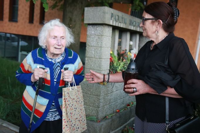 Jarmila Hermannová (vlevo) před pomníkem, který je vzpomínkou na jejího otce, kterého nacisté zavraždili 5. května 1945