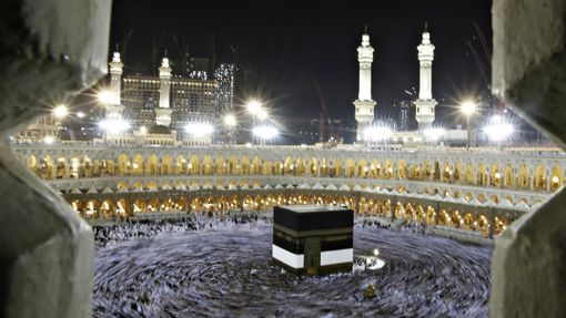 Muslim pilgrims circle the Kaaba and pray at the Grand mosque during the annual haj pilgrimage in the holy city of Mecca October 23, 2012, ahead of Eid al-Adha which marks the end of haj. On October 25, the day of Arafat, millions of Muslim pilgrims will stand in prayer on Mount Arafat near Mecca at the peak of the annual pilgrimage. REUTERS/Amr Abdallah Dalsh (SAUDI ARABIA - Tags: RELIGION TPX IMAGES OF THE DAY) Published: Říj. 24, 2012, 12:23 dop.