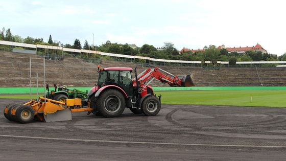 Podívejte se, jak museli filmaři přestavět fotbalový stadion Za Lužánkami kvůli natáčení snímku o Emilu Zátopkovi...