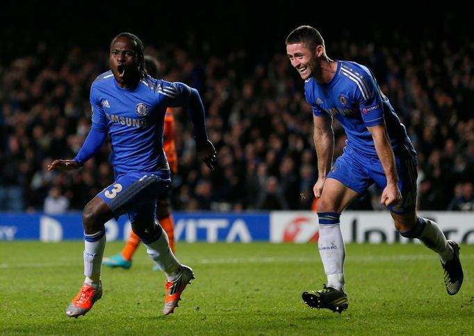 Fotbalisté Chelsea Victor Moses (vlevo) a Gary Cahill slaví gól v utkání proti Šachťaru Doněck v Lize mistrů 2012/13.