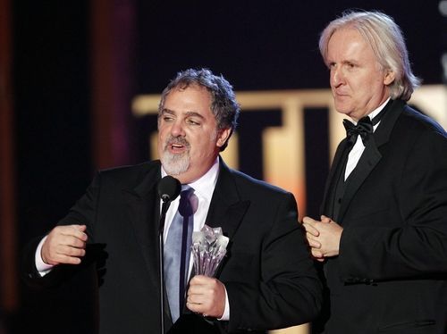 Critics' Choice Movie Awards: Jon Landau a James Cameron přebírají pro Avatara cenu za nejlepší akční snímek