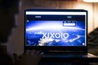 Obří reklamní kampaň, výsledek bez záruky. Před projektem Xixoio varují finance i ČNB