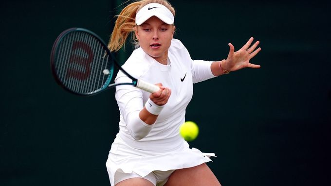 Brenda Fruhvirtová v utkání prvního kola Wimbledonu proti Mirre Andrejevové.