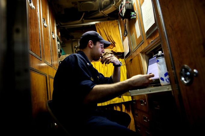 April 24, 2011 - Cape Canaveral, Florida, U.S. - -- Cape Canaveral, Fla. -- Jason Goeller, Lieutenant Junior Grade, of Pittsburgh, Pennsylvania, studies in his stateroom aboard the USS Annapolis (SSN 760), a S6G nuclear reactor powered fast attack submarine, sailing from Cape Canaveral on Sunday. The USS Annapolis measures 362 ft. in length and 33 ft. at the beam, a diving depth of over 400 ft., 27+ mph, 12 vertical launch missile tubes, 4 torpedo tubes, and a crew of 130 enlisted submariners. The submarine was commissioned April 11, 1992 with its homeport in Groton, Connecticut. USS Annapolis sailed to the 21st Anniversary of Fleet Week at Port Everglades, Fort Lauderdale. (Credit Image: © Gary Coronado/The Palm Beach Post) ( automatický překlad do češtiny ) Přidat do lightboxu Stáhnout náhled Odeslat emailem Restrikce Další snímky z této série další