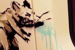 Banksy nasprejoval kýchající potkany v metru. Apel na nošení roušek podnik odstranil