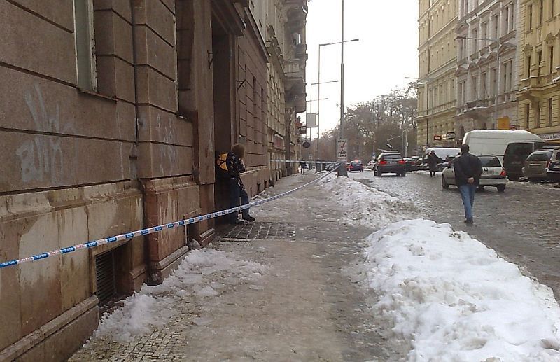 Po kalamitě přišlo oteplení. A těžký sníh padá ze střech
