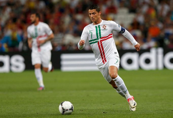 Portugalský fotbalista Cristiano Ronaldo proniká s míčem do španělské obrany během semifinále na Euru 2012.