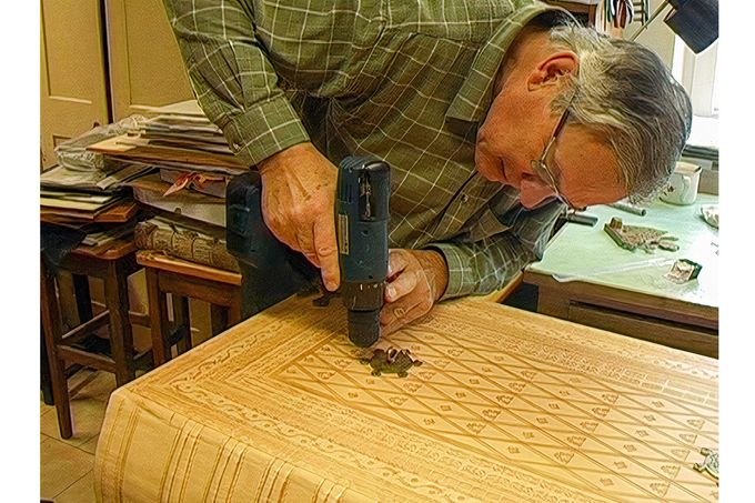 Umělecký knihař Jiří Fogl při práci na replice Ďáblovy bible ve své dílně v Žamberku. Snímek z 23. června 2011.