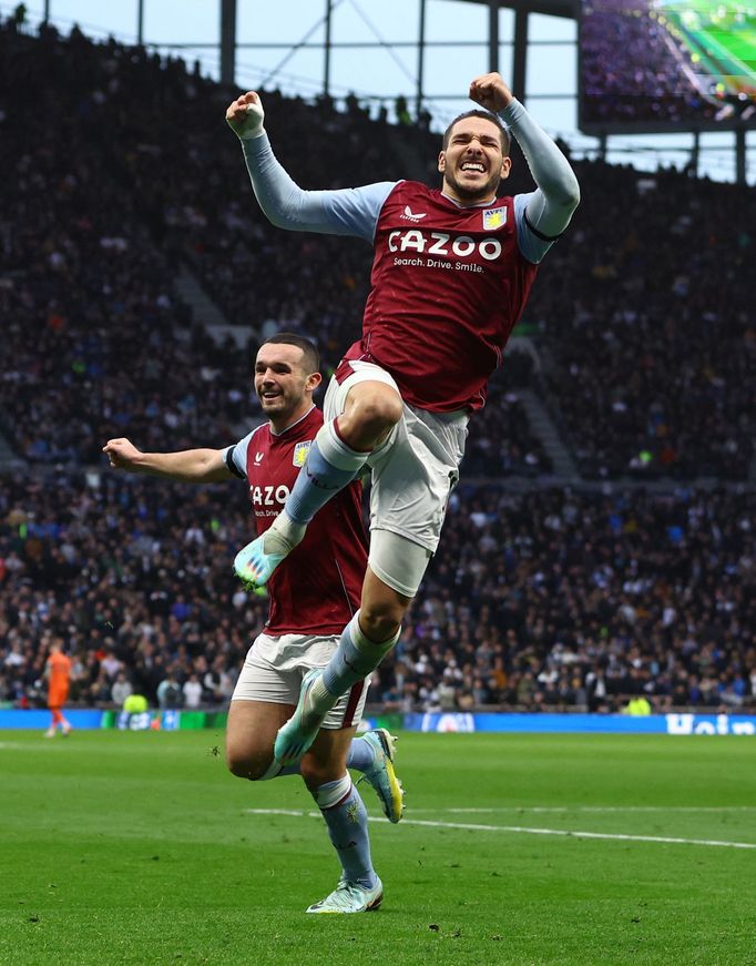 Emiliano Buendía slaví gól Aston Villy v anglické lize proti Tottenhamu.