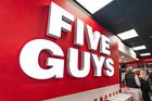 V Praze se otevírá první pobočka legendárních amerických hamburgerů. Five Guys láká na obří sendviče s extra ingrediencemi i milkshake se slaninou. Ceny jsou ale vyšší.
