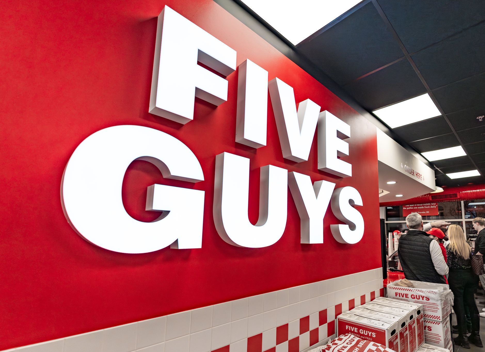 Five Guys, fastfood, jídlo, hamburger, burger, hranolky, gastronomie, Praha