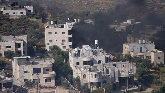Desítky židovských osadníků v pátek vtrhly do palestinské vesnice Mughajir, zabily jednoho Palestince a 25 dalších zranily. Násilí pokračovali i v sobotu.