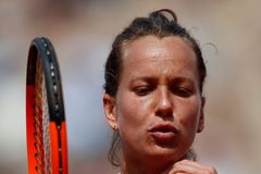 Strýcová na French Open končí, Krejčíková se Siniakovou si zahrají o semifinále
