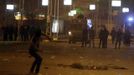 A protester, who opposes Egyptian President Mohamed Mursi, throws stones at riot police, during clashes in front of the presidential palace in Cairo February 11, 2013. Protesters demanding the departure of Egyptian President Mohamed Mursi clashed with police outside his palace on Monday on the second anniversary of the overthrow of veteran autocrat Hosni Mubarak. REUTERS/Amr Abdallah Dalsh (EGYPT - Tags: POLITICS CIVIL UNREST) Published: Úno. 12, 2013, 12:12 dop.