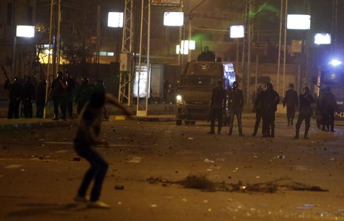 A protester, who opposes Egyptian President Mohamed Mursi, throws stones at riot police, during clashes in front of the presidential palace in Cairo February 11, 2013. Protesters demanding the departure of Egyptian President Mohamed Mursi clashed with police outside his palace on Monday on the second anniversary of the overthrow of veteran autocrat Hosni Mubarak. REUTERS/Amr Abdallah Dalsh (EGYPT - Tags: POLITICS CIVIL UNREST) Published: Úno. 12, 2013, 12:12 dop.