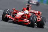 Pilot formule 1 Felipe Massa s Ferrari při kvalifikaci na Velkou cenu Francie.
