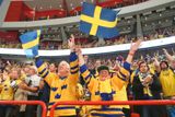 Naopak velkým zklamáním byl přístup domácích Švédů. Že nejezdili na drahý sever fanoušci ze vzdálených zemí, se dá pochopit, ovšem macešsky se ke svému šampionátu zachovali i příznivci z pořádajících zemí. Finové alespoň plnili ochozy na zápasy svého mužstva, Švédové ani to ne. Fandili pouze, když se vyhrávalo, a třeba ani na vlastní semifinále halu Globen nevyprodali.