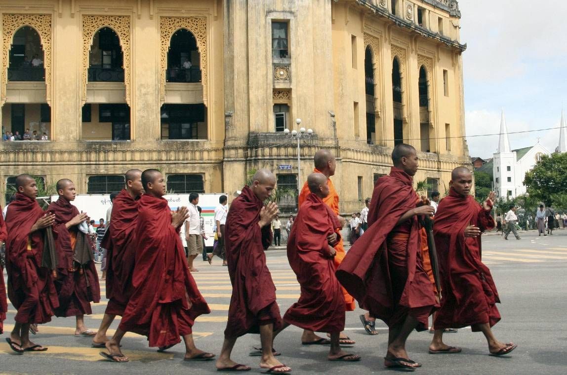 Mniši před radnicí v Rangúnu
