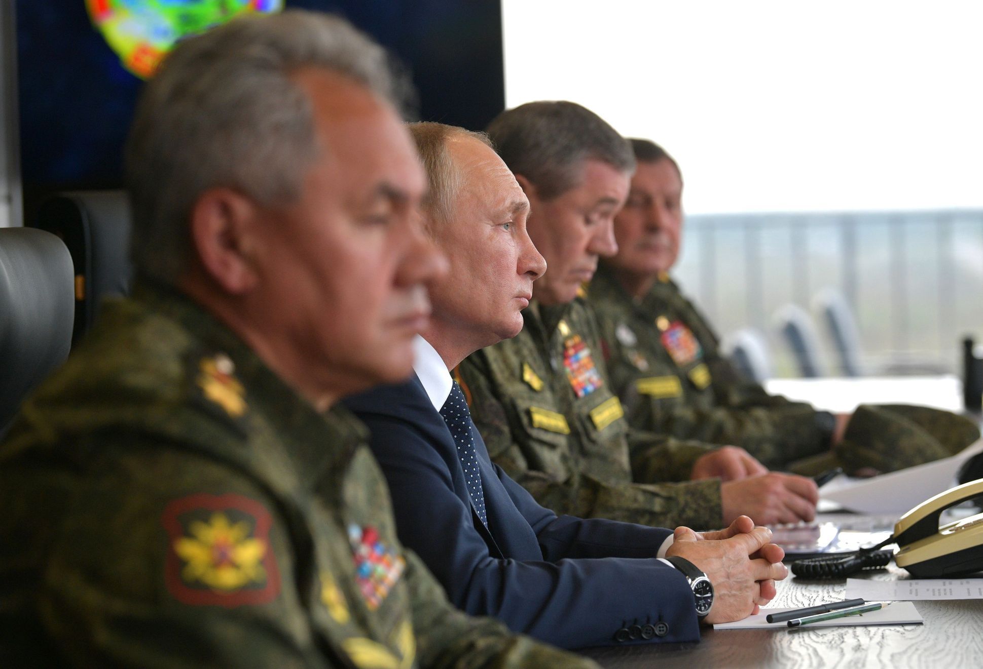 Vedle Vladimira Putina sedí vpravo náčelník generálního štábu ruské armády Valerij Gerasimov a vlevo ministr obrany Sergej Šojgu.