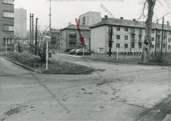 Označené okno do bytu v Kodrnově ulici v Praze 5, v němž byla u Ladislava Hojera provedena domovní prohlídka dne 16. 2. 1982.