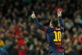 Lionel Messi zdraví devadesát tisíc diváků, kteří své miláčky přivítali choreem v klubových barvách a nápisem "Jsme jeden tým".