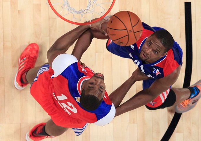 2013 NBA All-Star game: Dwight Howard (vlevo) a Chris Bosh