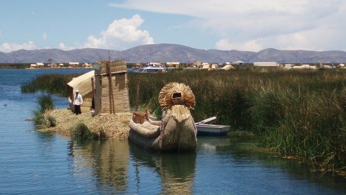 Jezero Titicaca je známé svými rákosovými čluny.