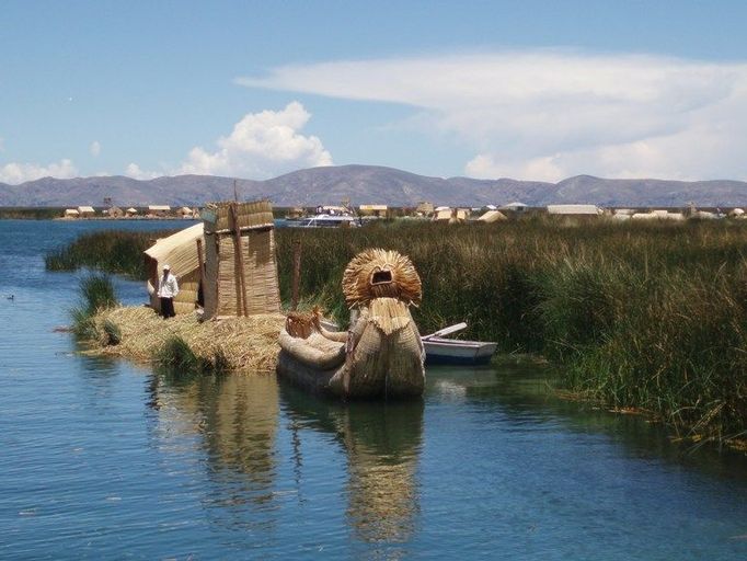 Jezero Titicaca je známé svými rákosovými čluny.