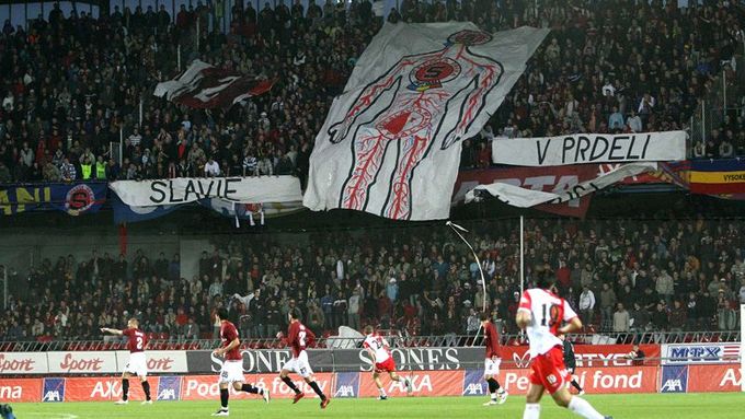 Choreografie sparťanského kotle byla velice důmyslná, ale poněkud nesportovní. "Sparta v srdci, Slavie v prdeli," bylo její motto.