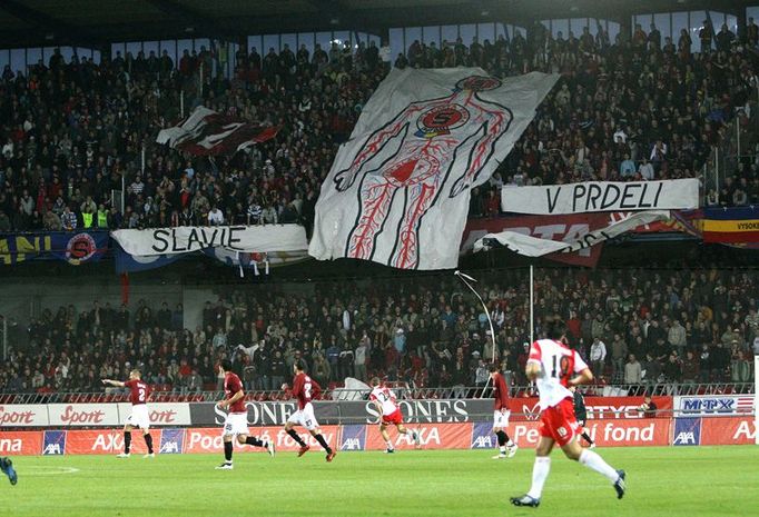 Choreografie sparťanského kotle byla velice důmyslná, ale poněkud nesportovní. "Sparta v srdci, Slavie v prdeli," bylo její motto.