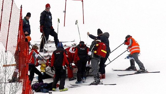 Tým záchranářů dává první pomoc rakouskému sjezdaři Matthiasi Lanzingerovi po jeho hrozivém pádu v nedělním závodě SP v Norsku.