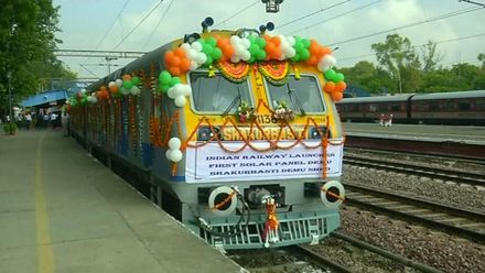 Indické vlaky přechází na alternativní pohon. Na trať vyjel první vlak na solární energii
