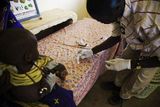 Zdravotník používající rychlý diagnostický test (RDT) na malárii. Zdravotnické středisko v Koukou, Východní Čad.