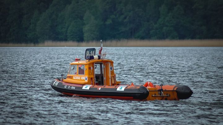 Na Mazurských jezerech zmizel známý polský milionář, vypadl z lodi