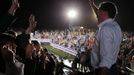 Republican presidential candidate and former Massachusetts Governor Mitt Romney waves to the crowd at the end of a campaign rally in Denver, Colorado September 23, 2012. REUTERS/Brian Snyder (UNITED STATES - Tags: POLITICS ELECTIONS USA PRESIDENTIAL ELECTION) Published: Zář. 24, 2012, 2:45 dop.