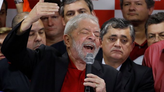Brazilský exprezident Luiz Inácio Lula da Silva (s mikrofonem).