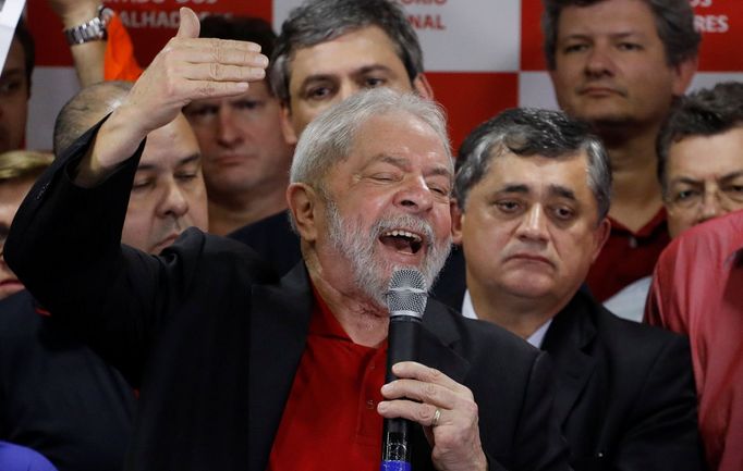 Brazilský exprezident Luiz Inácio Lula da Silva (s mikrofonem).