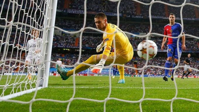 Podívejte se na vlastní gól Marka Suchého v utkání Basileje na hřišti Realu Madrid. Tomáš Vaclík v bráně neměl šanci zareagovat.