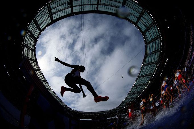 Paris 2024 Olympics - Athletics - Women's 3000m Steeplechase Round 1 - Stade de France, Saint-Denis, France - August 04, 2024. General view of athletes in action during h