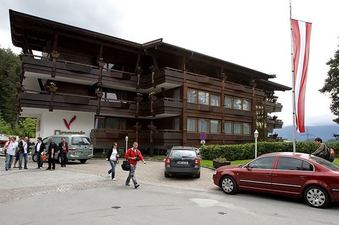 Hotel Dorint je umístěn vysoko na okraji tyrolského městečka Seefeld. Během mistrovství Evropy ve fotbalu se většině lidí nepovede dostat až dovnitř.