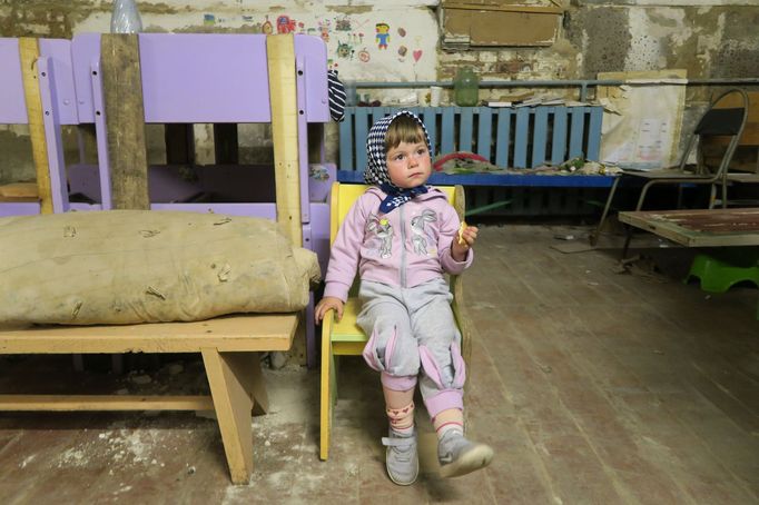 Dvouletá Polina byla jedno z desítek dětí, které Rusové drželi ve sklepě.