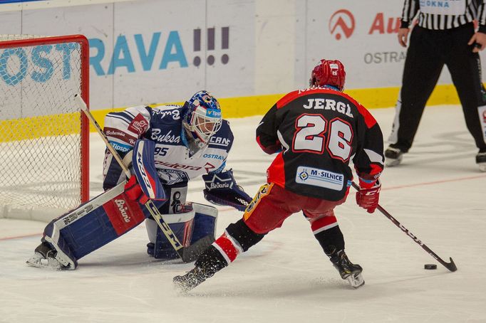 13. kolo hokejové Tipsport extraligy, Vítkovice - Hradec Králové: Aleš Jergl neproměňuje nájezd proti Miroslavu Svobodovi.