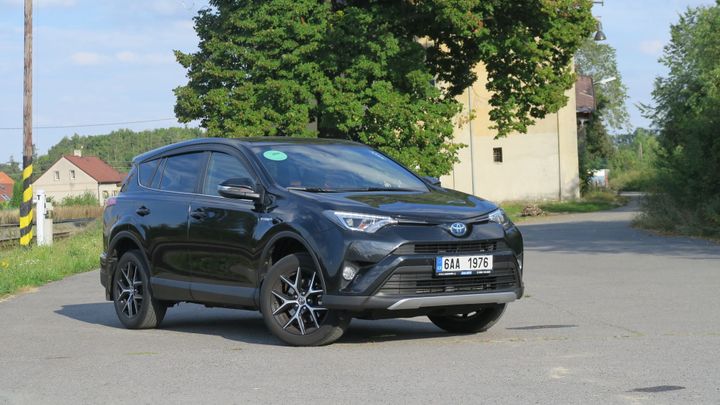 Ojetá Toyota RAV4 je téměř bez chyb. Cenu si však drží proklatě vysoko; Zdroj foto: Martin Frei