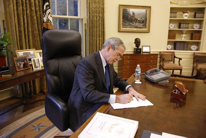 Prezident George W. Bush vypňuje svůj volební lístek.